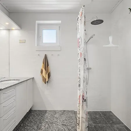 Сasa de vacaciones Five Bedroom Beautiful In Sindal